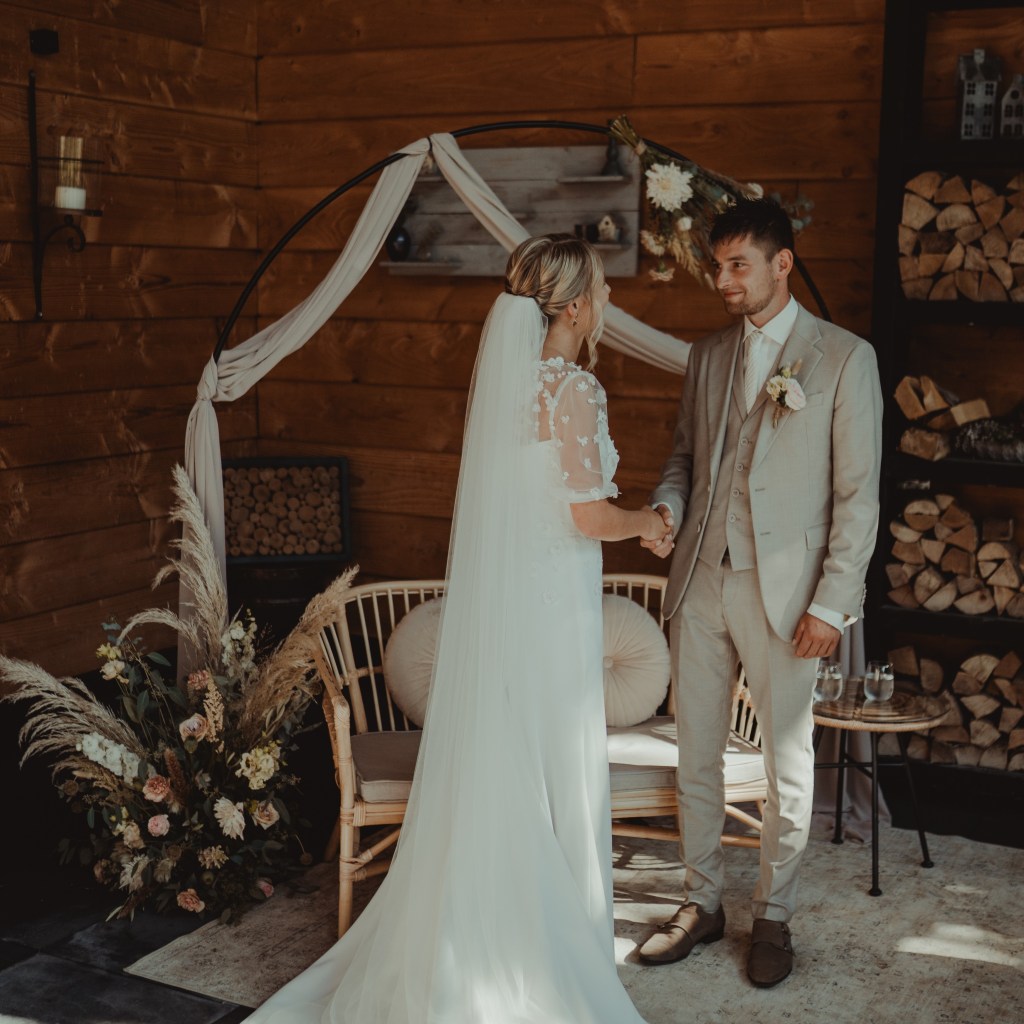 Zwarte backdrop ceremonie setting