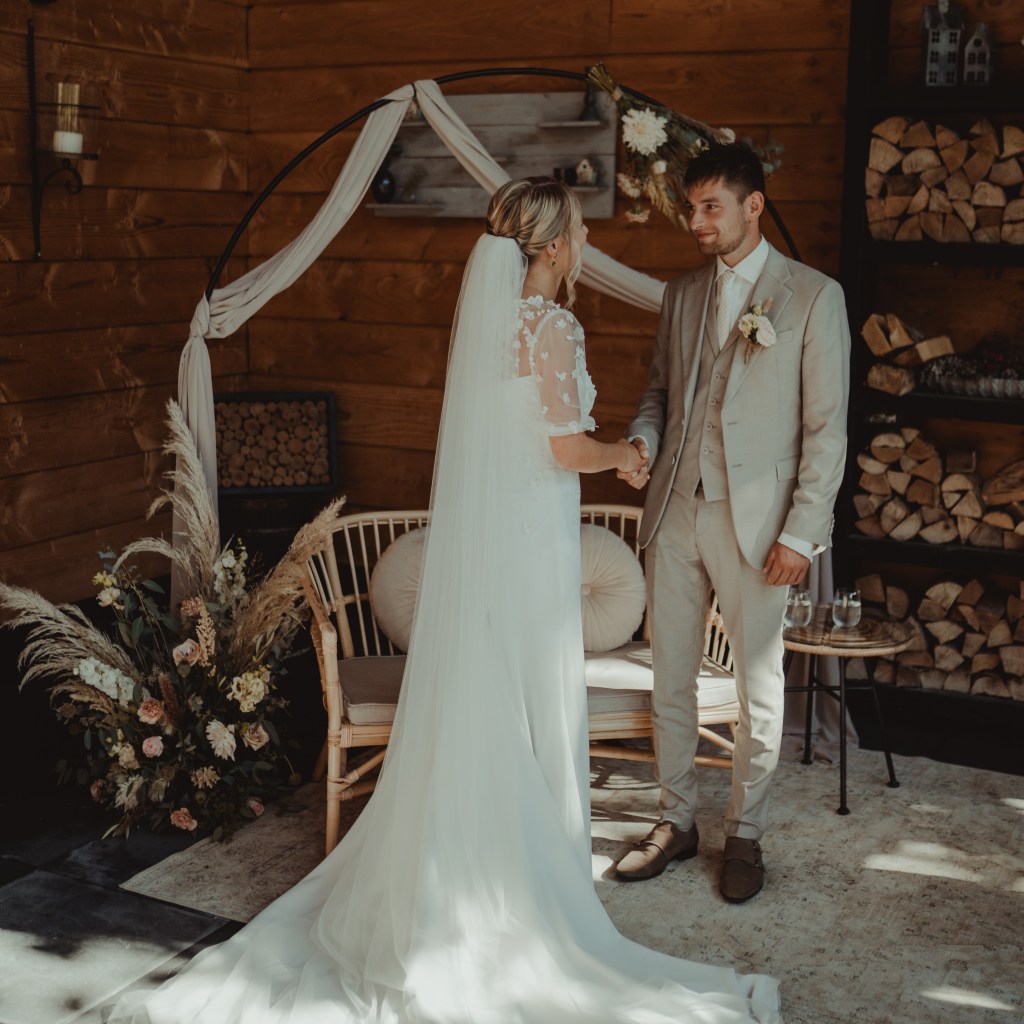 Trouwbankje rotan kussentje 2zitsbankje bruiloft ceremonie bruiloftstyling huren bruiloftdecoratie