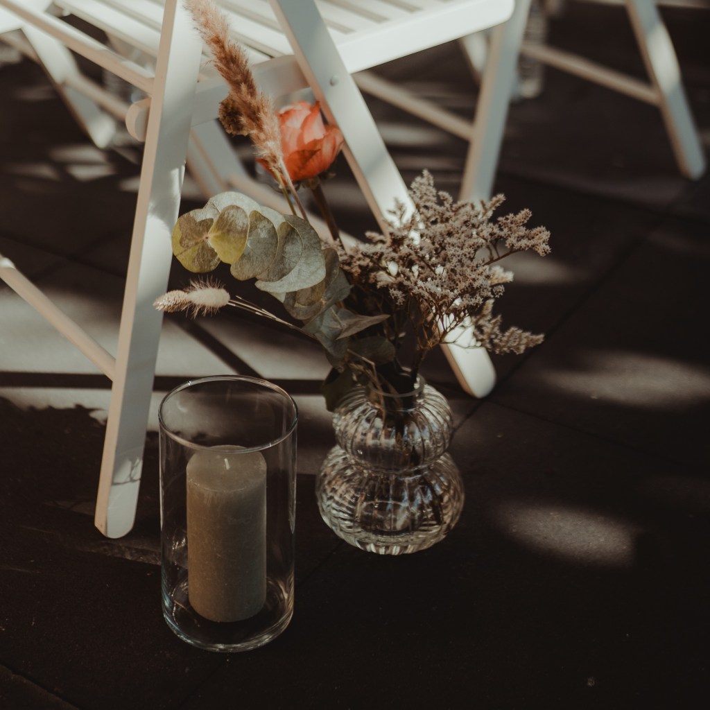 Bloemenvaasje styling decoratie bruiloft tafeldecoratie vaas bloemen bruiloft wedding