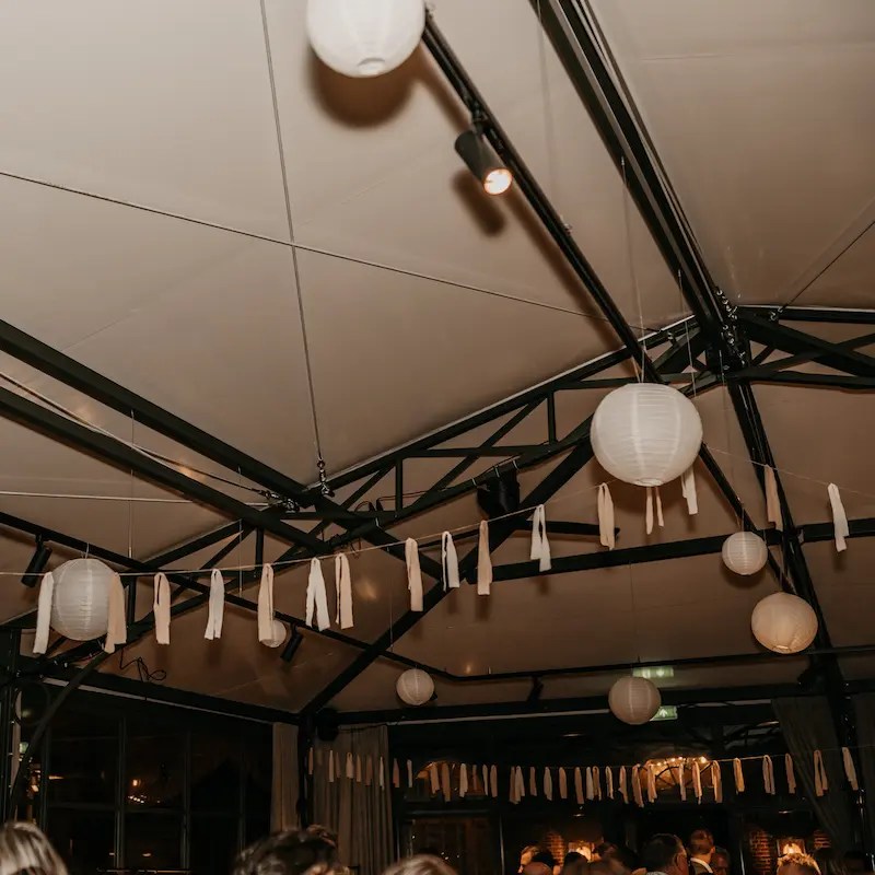 Touwtjesslinger lintjesslinger decoratie stofjesslinger roze beige neutrale kleuren bruiloftstyling bruiloftdecoratie huren