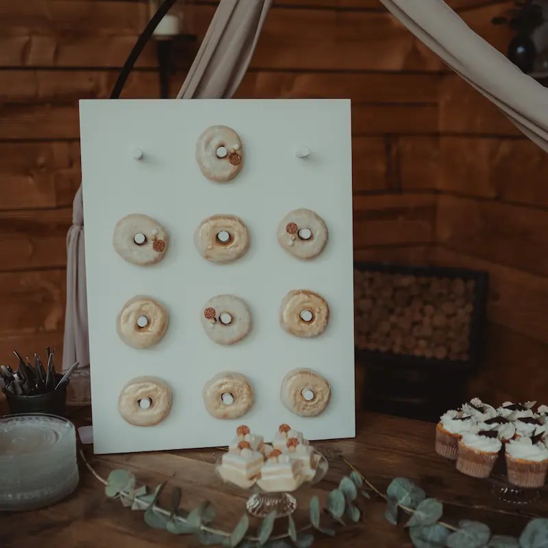 donutbord bruiloft taart en toast sweettable feestje kinderfeestje donuts te huur