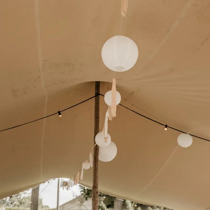 lampionnenset wit papier styling decoratie bruiloft tuinfeest