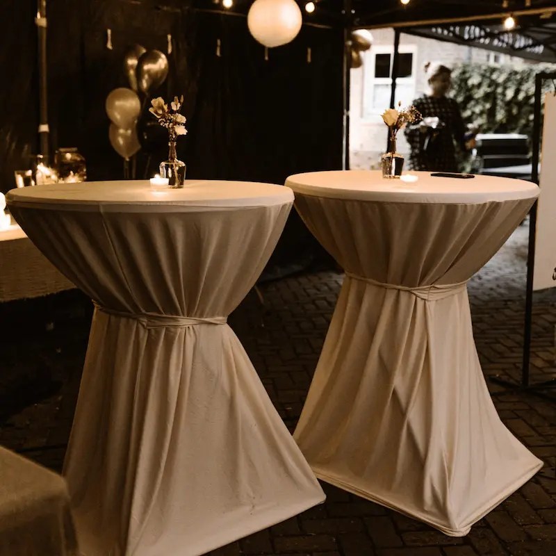 statafelrokken statafelhoes met lint met strik  te huur bruiloft diner feest aankleding beige