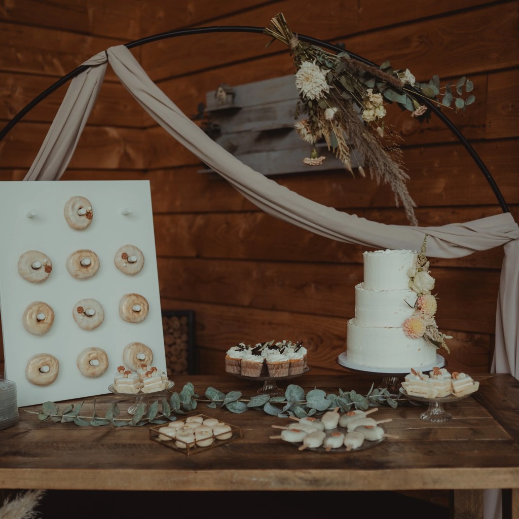 bruiloft taart en toast sweet table set