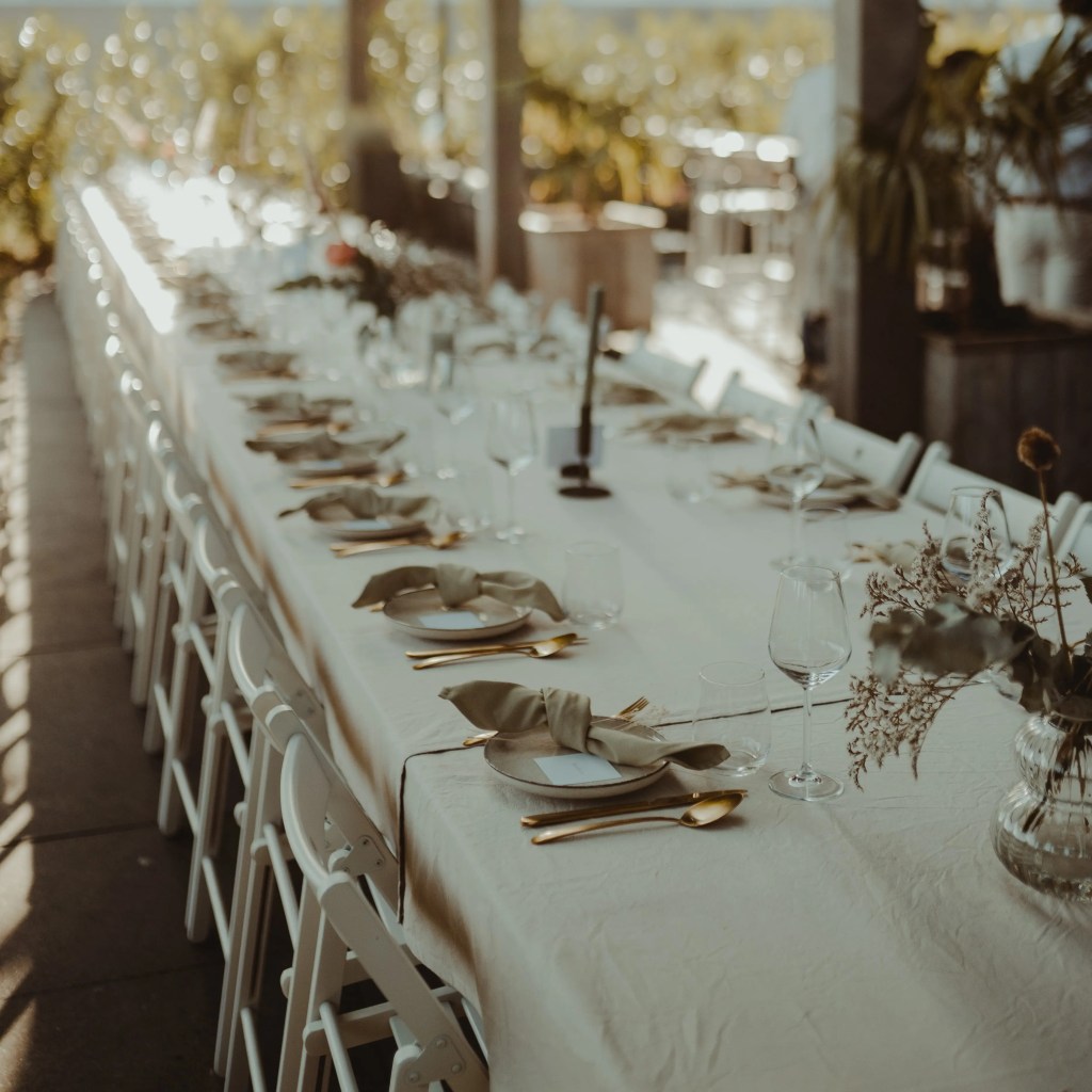 Tafellinnen tafelkleed te huur wedding bruiloft 21 diner beige licht