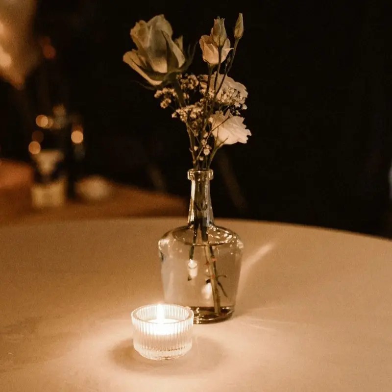 vaasje klein bloemenvaasje tafelstyling decoratie te huur bruiloft 21 diner