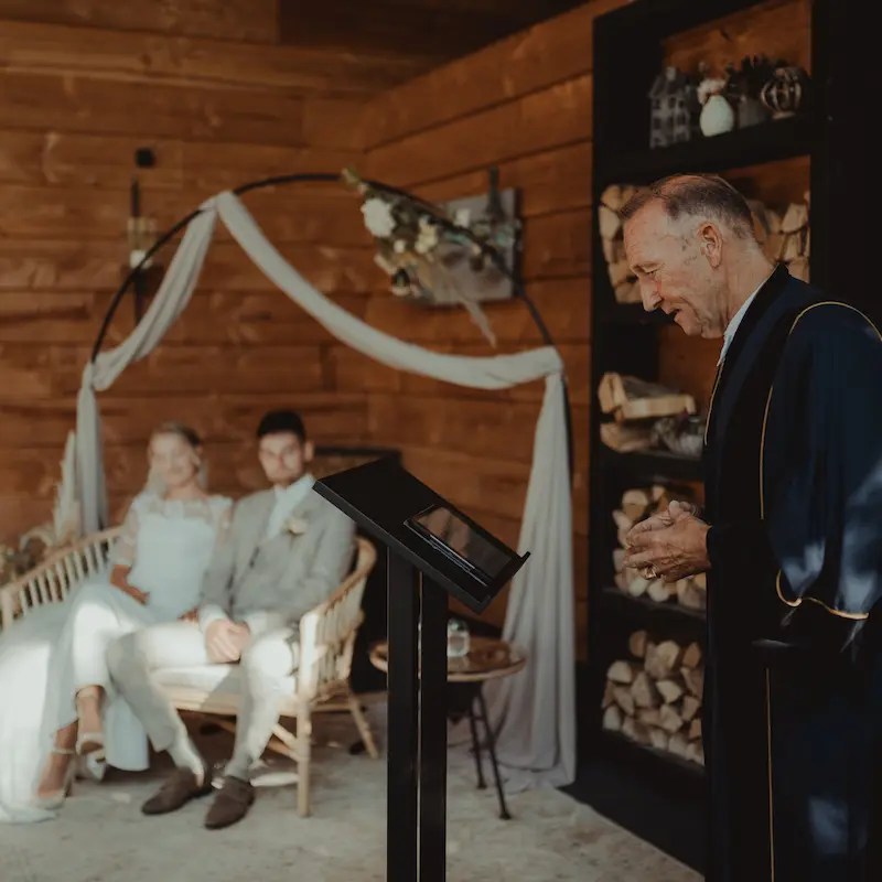 Zwarte houten katheder te huur